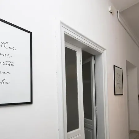 Welcomely - Vintage Apartment